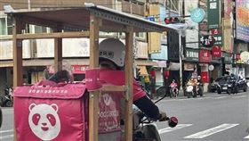 台中熊貓外送員，改裝機車後座，網友：邊送餐邊找聶小倩，你的寧采臣上線囉。(圖／翻攝自外送員的奇聞趣事)