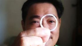 溫紹平因為不小心喝進「寶特瓶瓶蓋環」而差點窒息。(圖／翻攝自溫紹平臉書）