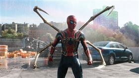 《蜘蛛人：無家日》彼得帕克被接露是蜘蛛人出現身分危機。（圖／索尼影業提供）