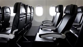星悅航空定位精品航空　強調機內空間服務星悅航空公司台北支店長石山健二表示，公司定位於「精品航空」，將原本可容納180席的客機座椅數縮減至150席，並配備黑色皮椅、觸控螢幕及充電插座等。（星悅航空公司提供）中央社記者吳睿騏桃園機場傳真　107年10月28日