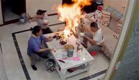 吃火鍋倒酒精　烈焰噴向小孩「全身著火」！恐怖影像曝光 圖／翻攝自微博