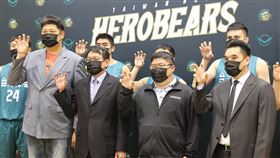 楊志豪接掌T1台啤英熊兵符（3）台灣職籃T1 League台灣啤酒英熊隊16日舉行記者會，領隊丁彥哲（前左2）與總經理哈孝遠（前左1）出席，宣布由高中就在台啤體系的楊志豪（前右1）接掌兵符。眾人比出熊爪動作期盼奪冠。中央社記者鄭清元攝  110年9月16日
