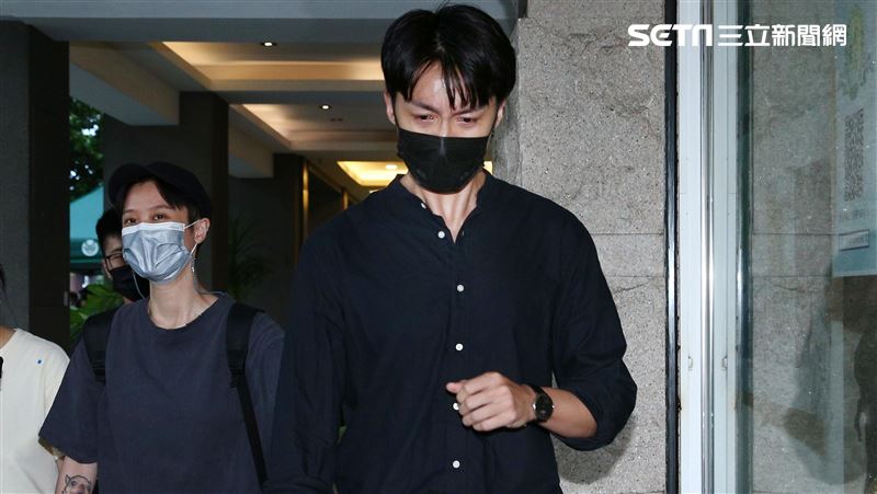 赴龍劭華靈堂哭爆　張雁名淚容揭心境