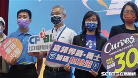 中華職棒秘書長楊清瓏、富邦育樂總經理陳昭如出席記者會。（圖／記者王怡翔攝影）