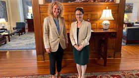 立陶宛經濟部長與蕭美琴合照 圖翻攝自／Ausrine Armonaite推特、蕭美琴推特