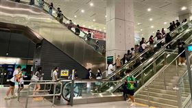 新加坡社區案例激增 當局加強檢測籲民眾減少社交新加坡近來社區病例激增，當局6日表示將加強檢測，並呼籲民眾減少不必要的社交活動，圖為地鐵站的民眾。攝於8月26日。中央社記者侯姿瑩新加坡攝 110年9月6日