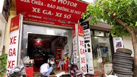 河內市防疫管制逐步鬆綁越南河內市允許部分行業自16日中午起恢復經營，圖為一家機車行在歇業2個月後重新開門做生意，店內師傅正在幫客人修機車。中央社記者陳家倫河內攝  110年9月16日