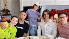 徐若瑄邀三五好友到家作客，替隔離出關的王力宏接風。（圖／翻攝自vivianhsu.ironv IG）