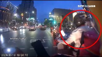 外送員硬超車　勾後照鏡害女騎士慘摔