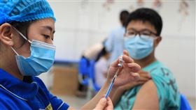 中國完整接種疫苗突破10億人  河南率先開打第3劑中國完整接種COVID-19疫苗已突破10億人。河南省16日率先宣布，將對已接種兩劑滿6個月的重點人群追加第3劑。圖為8月，河南鄭州進行未成年人疫苗接種。（中新社提供）中央社  110年9月16日