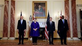 美國國務卿布林肯（右2）與國防部長奧斯汀（右1）16日與澳洲外交部長潘恩（左2）與防長杜登（左1）於美國國務院召開第31屆美澳部長級諮商會議。（圖／翻攝自twitter.com/MarisePayne）
