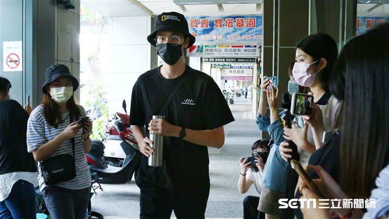 龍劭華追思／首日！遺孀兒子全到了