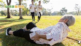 骨科醫師會評估後給予適當的骨質疏鬆藥物治療，並定時追蹤患者的骨質密度及生活運動。老人醫學科科醫師會評估患者本身的疾病，判斷是否有影響骨質疏鬆的疾病或藥物，並給予治療調整。