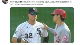 大谷翔平捏了對手三頭肌。（圖／翻攝自推特）