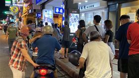 記者直擊，該店外排隊人潮滿滿，交通小打結。（圖／記者簡浩正攝影）
