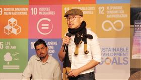 協助敘利亞難民  裘振宇紐約分享經驗台灣－雷伊漢勒世界公民中心執行長裘振宇（右）16日參加駐紐約辦事處研討會，分享在土敘邊界為協助敘利亞難民建造建築的經歷。（駐紐約辦事處提供）中央社記者尹俊傑紐約傳真  110年9月17日