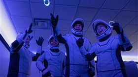 美國太空探索科技公司16日表示，4名參與Inspiration4開創性任務的平民組員都很健康，「正舒適地休息中」。圖為4人出發前開心合影。（圖／翻攝自twitter.com/inspiration4x）
