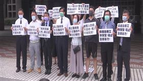 賴姓男子患有思覺失調，持刀殺害台中牙醫王冠中，無期徒刑定讞，遺孀鄒小姐出面控訴抗議，法官不把被害人的命當命 (圖／翻攝畫面)