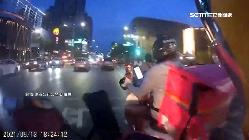 避免箱子脫落釀禍　外送員綁牢、後揹