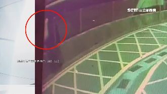 女大生落單牽車　陌生男背後熊抱襲擊