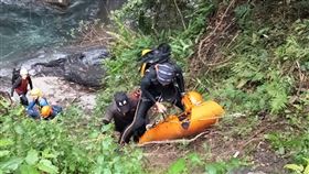 越野男,救援,新竹,河床（圖／翻攝畫面）