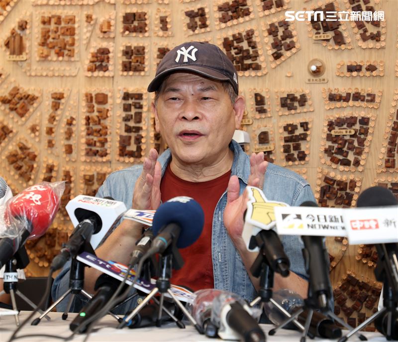 澎恰恰在林姓友人的陪同下，召開記者會澄清並沒有和連千毅談妥2000萬的合作案。（記者邱榮吉/攝影）