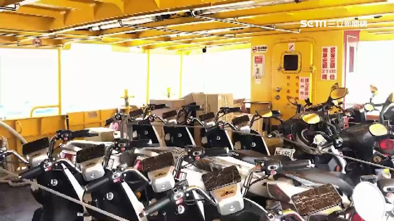 百輛電動車搭船送小琉球　迎連假人潮