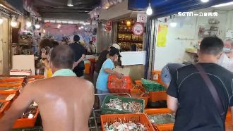 饕客湧龜吼漁港吃蟹　警實施交管分流