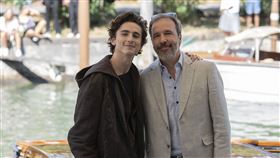 《沙丘》導演丹尼·維勒納夫（Denis Villeneuve）、「甜茶」提摩西夏勒梅（Timothée Chalamet）。（圖／華納兄弟提供）