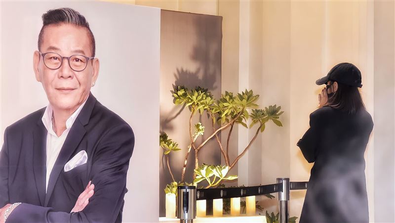 龍劭華追思靈堂曝光　擺超大張帥氣照