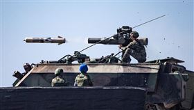 國軍於屏東九鵬地區實施飛彈射擊照、影片，計有拖式飛彈、刺針飛彈、復仇者飛彈系統及雷霆2000火箭等武器裝,國防部提供