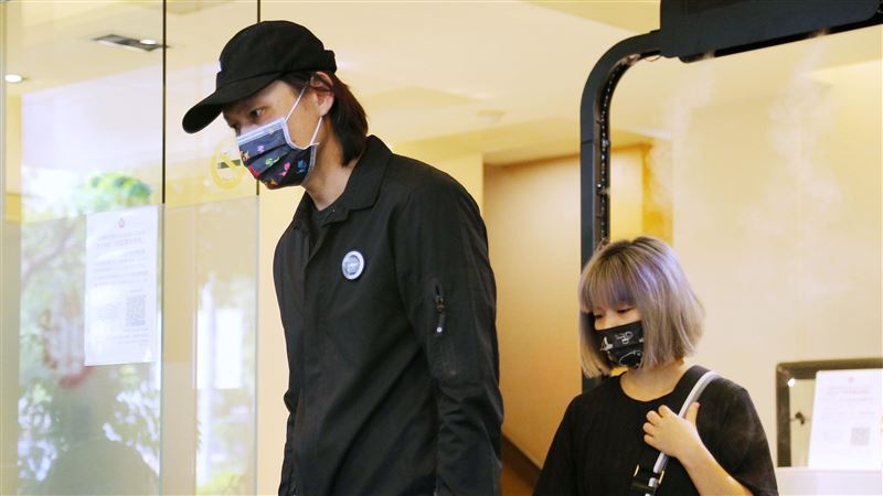 「兒子」來了！哀傷赴龍劭華靈堂追悼