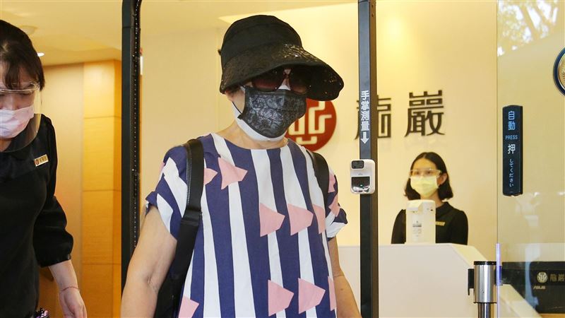 王滿嬌低調現身靈堂告別老鄰居龍劭華