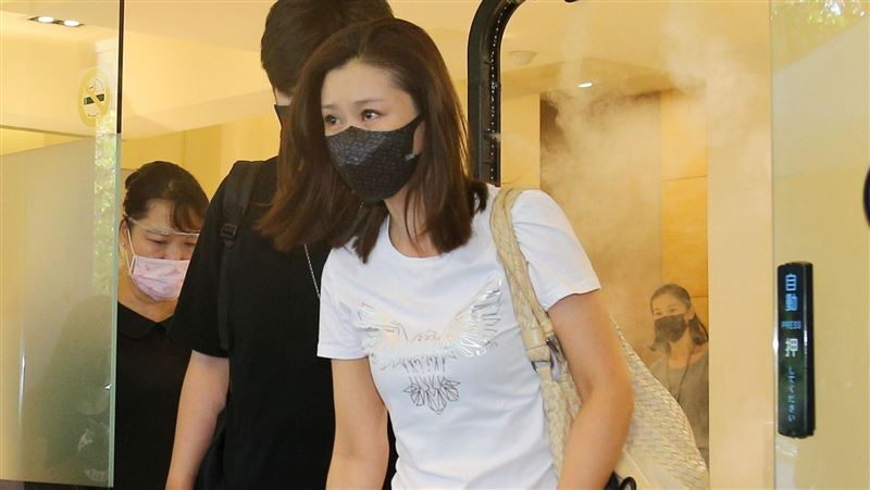 陳珮騏赴靈堂慰問龍哥遺孀「圓滿了」