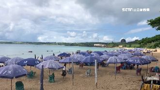 墾丁南灣傘海開張　沙灘湧現連假人潮