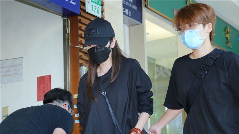 曾莞婷淚奔龍哥靈堂　哭說像家人離開