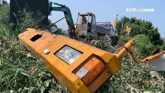 45噸吊車翻墜深坡　怪手吊車救援