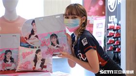 ▲樂天女孩林襄和自己的擋泥板合影。（圖／記者劉彥池攝影）