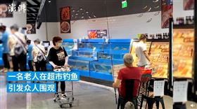 孝女包下超市水缸給父親釣魚，畫面曝光讓許多中國網友驚呆。(圖/翻攝自澎湃新聞)

