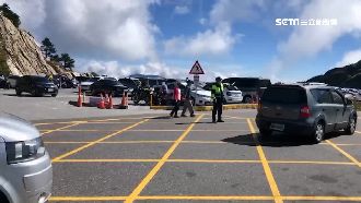 武嶺停車場爆滿　連假首日湧千名遊客