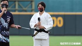 ▲東京奧運柔道國手連珍羚受邀替樂天桃猿開球。（圖／記者劉彥池攝影）