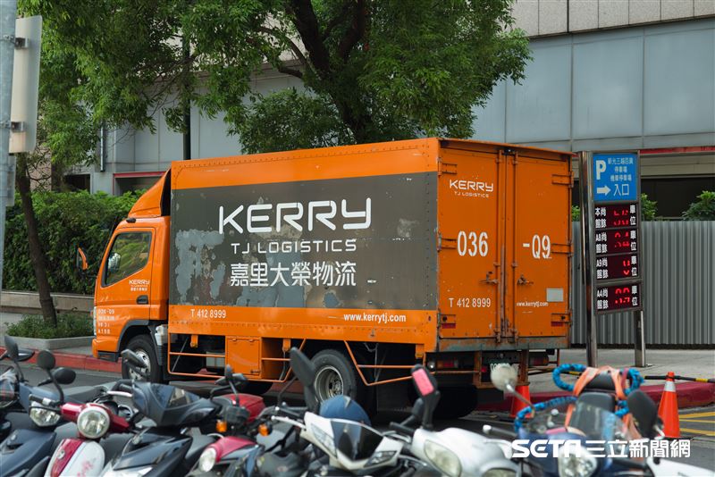 物流快遞漲價暗流湧動,DHL早在1月時因應全球策略就宣布調漲4.9%,至於傳出黑貓、嘉里大榮正在與客戶協商中,對此,兩家均回應「沒有!」。(圖/資料照)