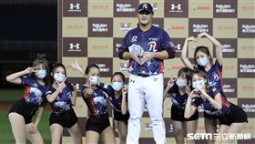 ▲樂天桃猿一壘手陳俊秀敲出再見高飛犧牲打，賽後獲選單場MVP。（圖／記者劉彥池攝影）
