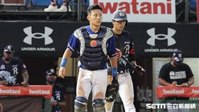 ▲富邦悍將捕手戴培峰捕逸，梁家榮靠著不死三振上壘。（圖／記者劉彥池攝影）