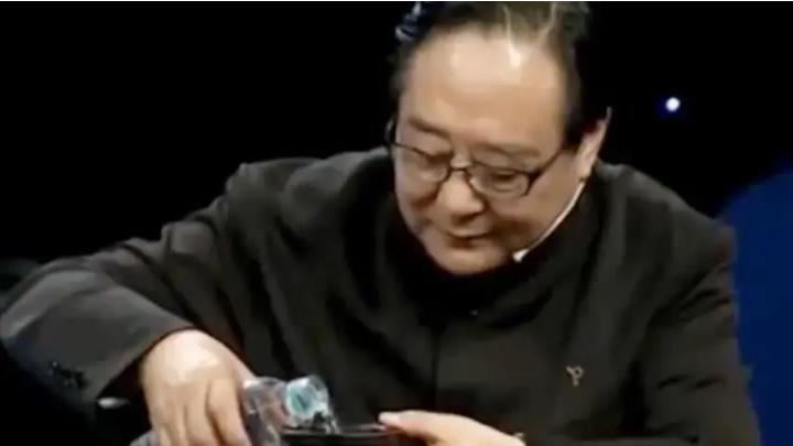 他稱破碗：值錢！專家倒水測試秒變臉