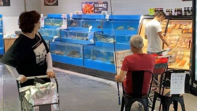 老伯窩超市水缸釣魚　背後故事曝光