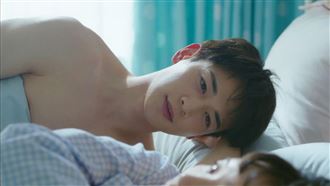 珉豪半裸滾床單　畫面曝光超害羞