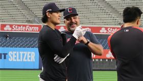 張育成洋基球場開轟  終結打擊低潮效力美國職棒大聯盟克里夫蘭印地安人的張育成18日開轟，灌進3分打點，助球隊以11比3大勝紐約洋基隊。圖為張育成17日賽前與助理打擊教練羅德里格斯交談。中央社記者尹俊傑紐約攝  110年9月19日