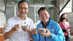 國民黨立委林為洲（右）在臉書表態支持候選人朱立倫。圖／取自林為洲臉書