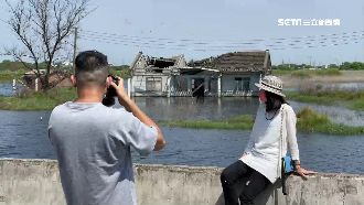 「水中古厝」夯　民眾瘋拍照與車爭道